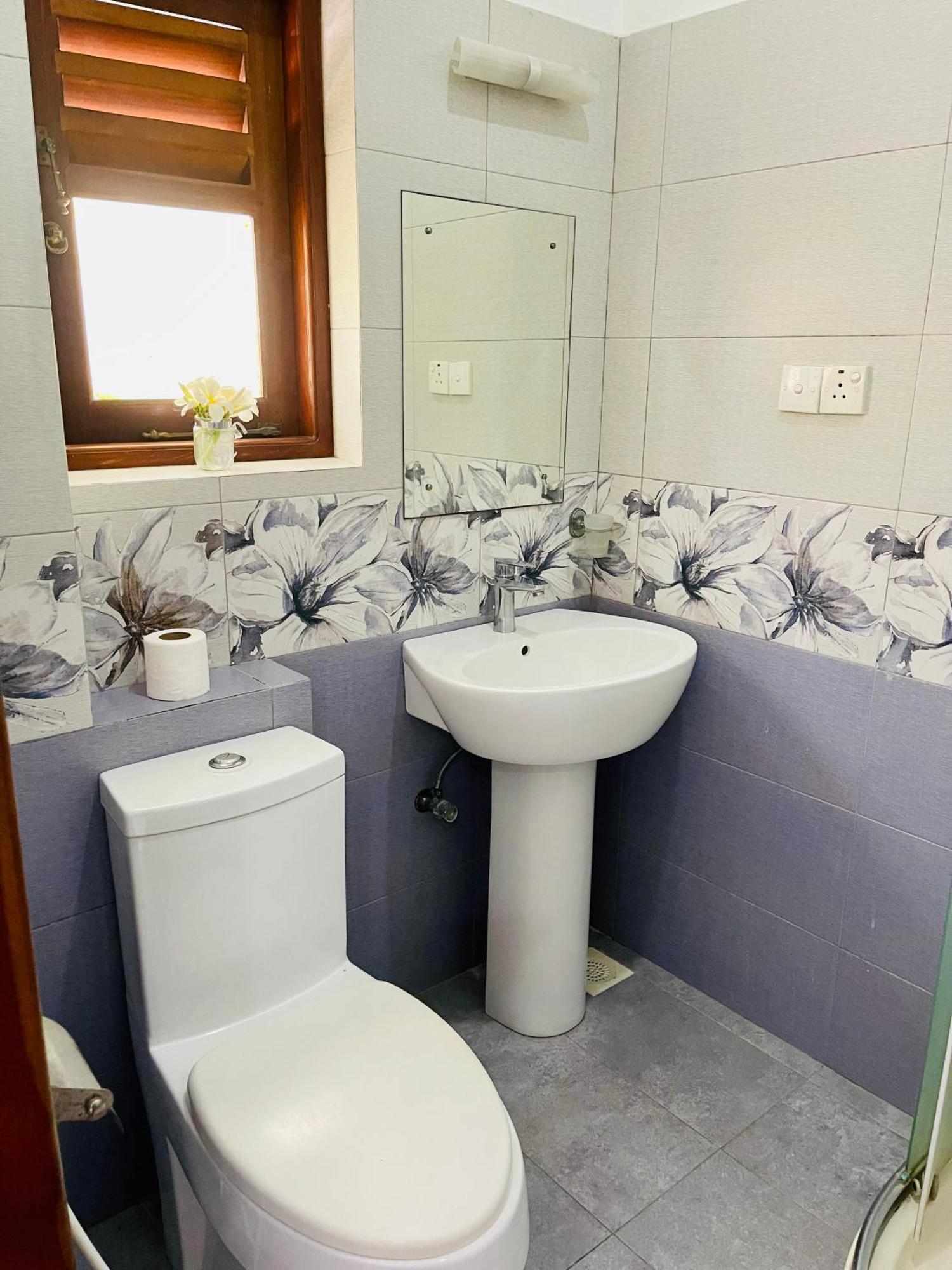 Sand & Surf Guest House نيجومبو المظهر الخارجي الصورة