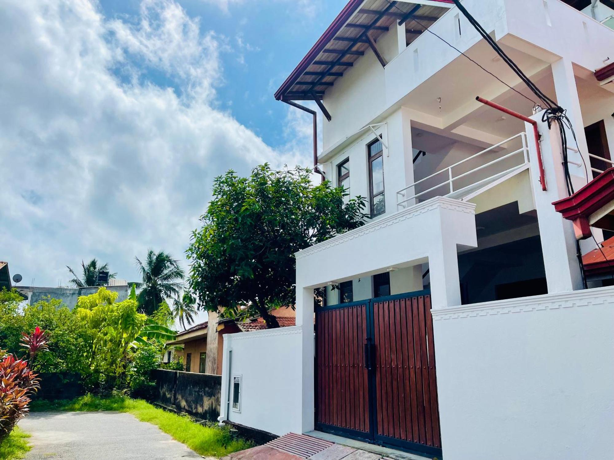 Sand & Surf Guest House نيجومبو المظهر الخارجي الصورة