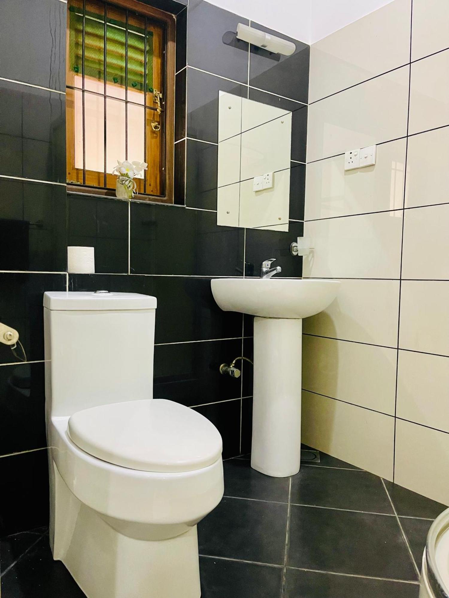 Sand & Surf Guest House نيجومبو المظهر الخارجي الصورة